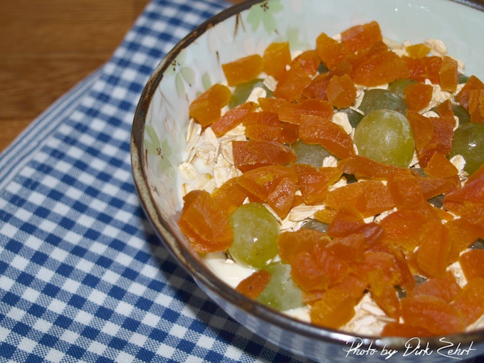 Aprikosen-Müsli-mit-Trauben