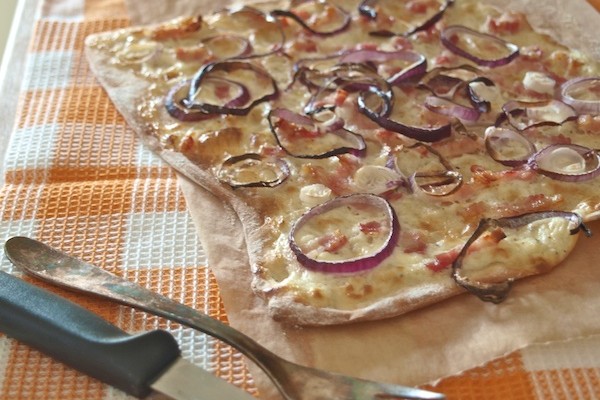 Rezept: Flammkuchen klassisch mit Speck und Zwiebeln