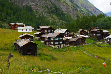 Malerische alte Dörfer säumen den Weg