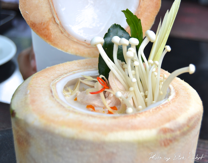 Spargel-Kokossuppe mit Hähnchenfleisch