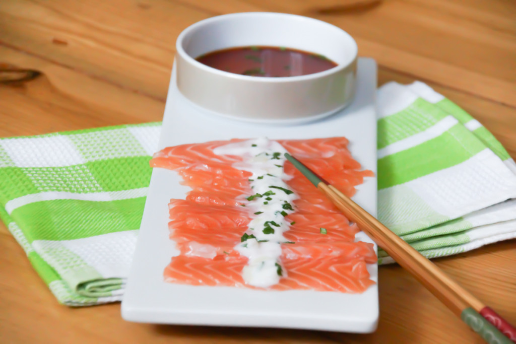 Lachs Sashimi mit Koriander-Chili Soße - Eine perfekte sommerliche ...