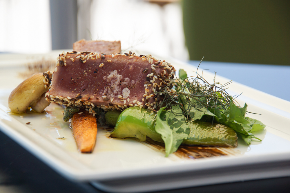 Restaurant Navis - frischer Thunfisch vom Grill mit Gemüse