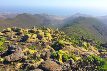 Pico de la Zarza Rundweg - Famoser Blick über die Bergkuppen bis zum Meer