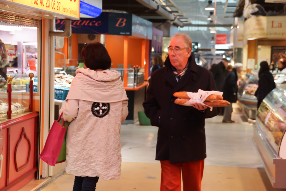 Marché de Talensac in Nantes - So stellt man sich den typischen Franzosen vor - immer mit Baguette unterwegs