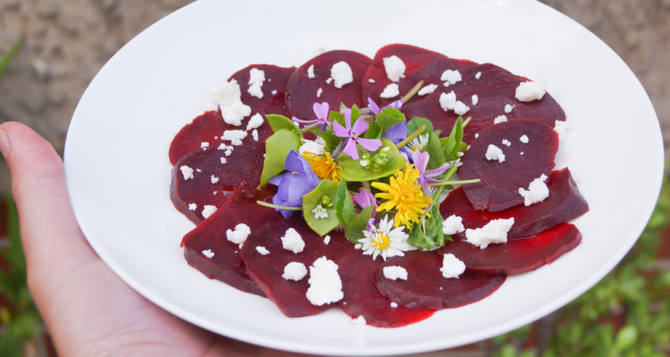 Rote Beete Carpaccio mit Wildblumensalat und Fetakäse