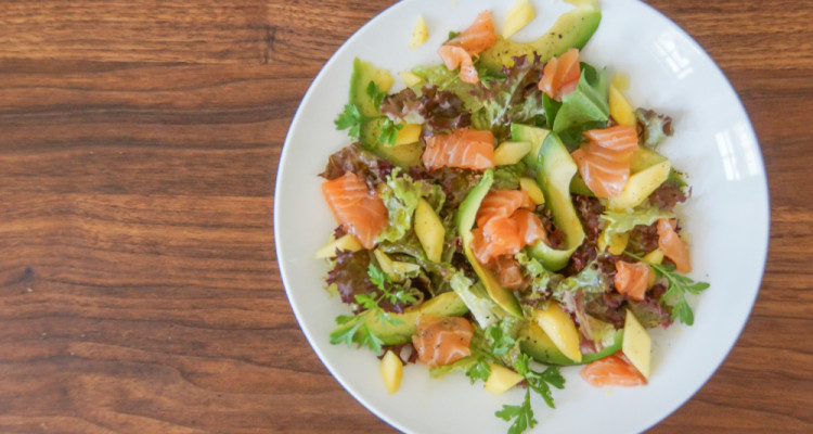 Mango Avocado Salat mit Lachs