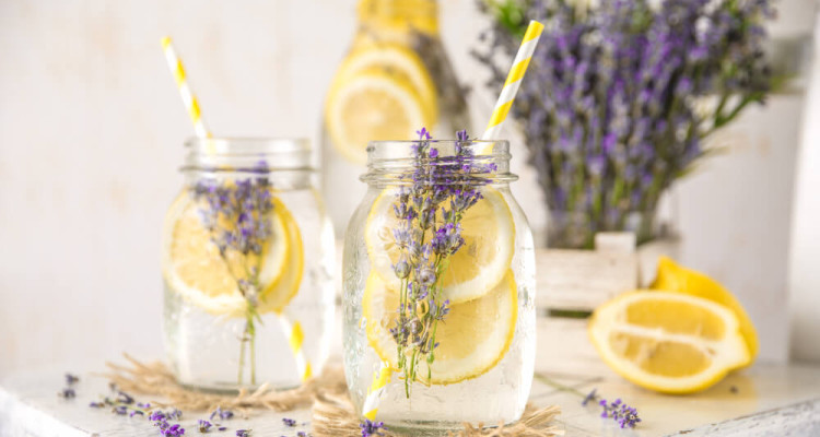 Detoxwasser mit Lavendel und Zitrone