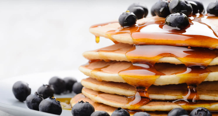 Pancakes mit Ahornsirup und Blaubeeren