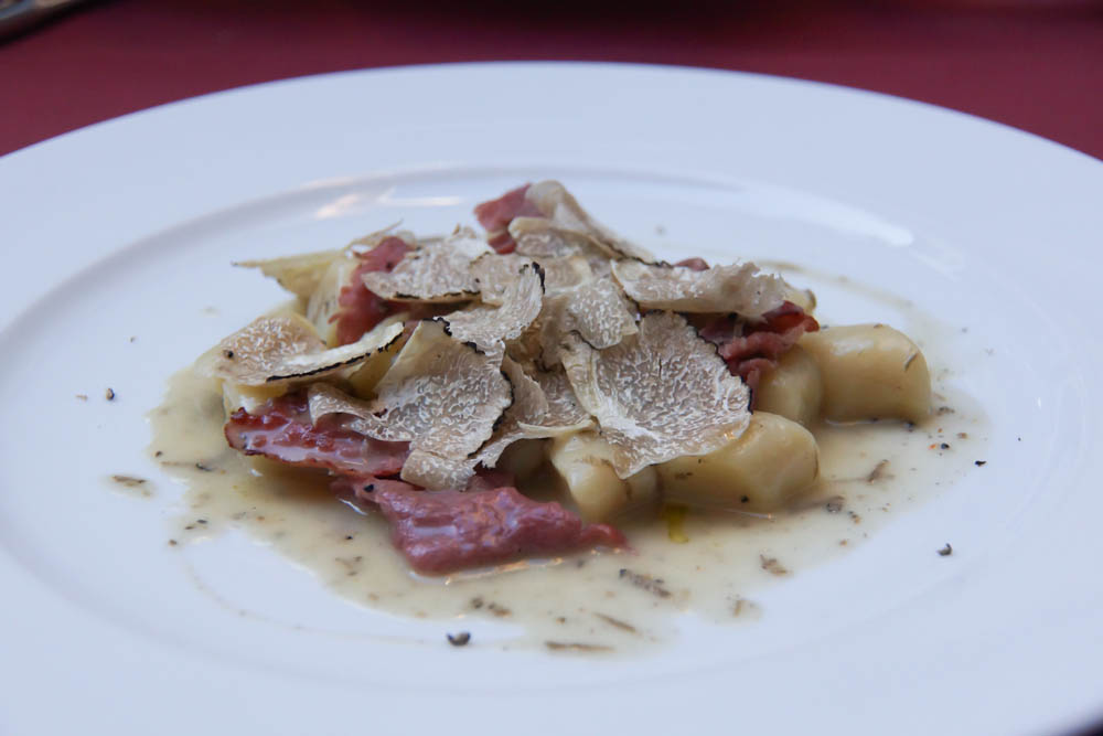 Gnocci mit Rindercarpaccio, Trüffeln und Trüffelsoße