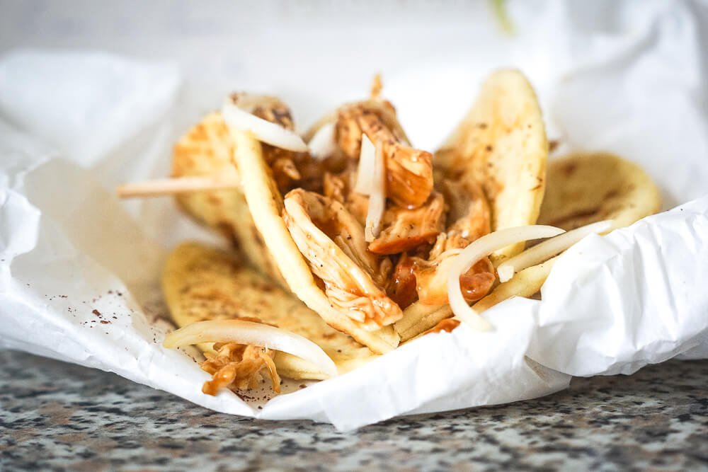 Mini-Tortillas mit Hoisin-Hähnchenbrust und süßen Zwiebeln