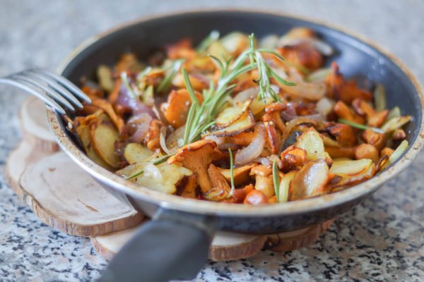 Bratkartoffeln mit Pfifferlingen und Zwiebeln - Schnelles und leichtes ...