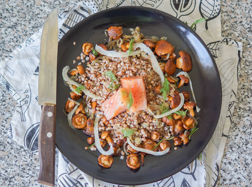 Lauwarmer Buchweizen-Pfifferlings Salat mit Räucherlachs 2