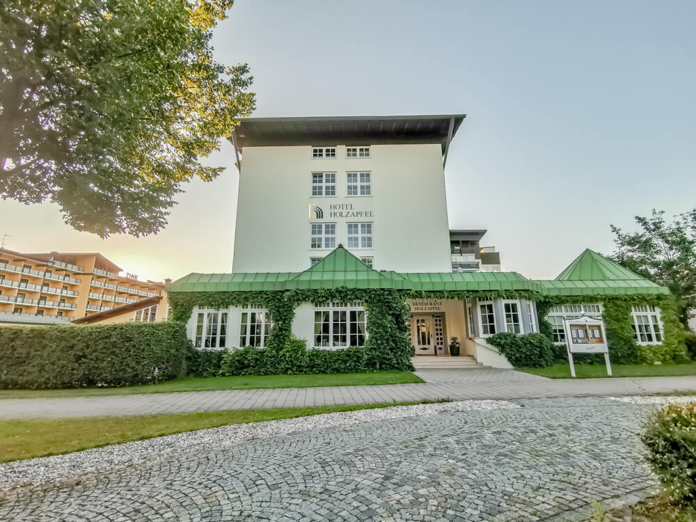 Hotel Holzapfel Bad Füssing - Altbau und Restaurant