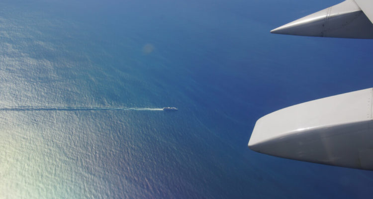 Kodiak, Alaska USA - Kreuzfahrtschiff vom Flugzeug aus