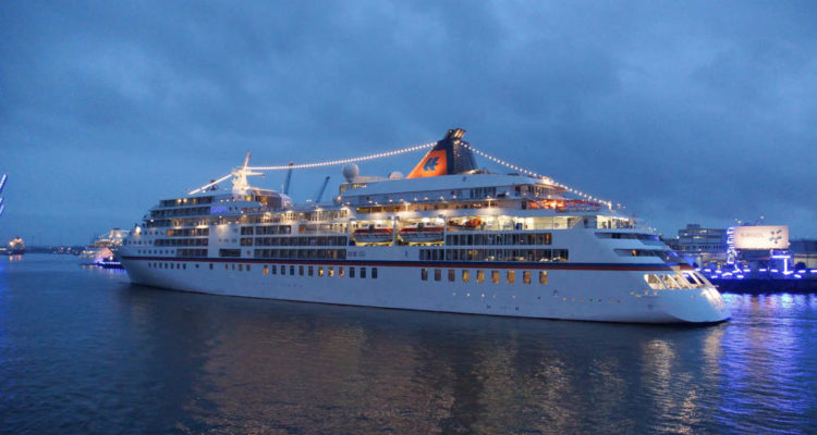 MS Europa 2 trifft MS Europa in Hamburg