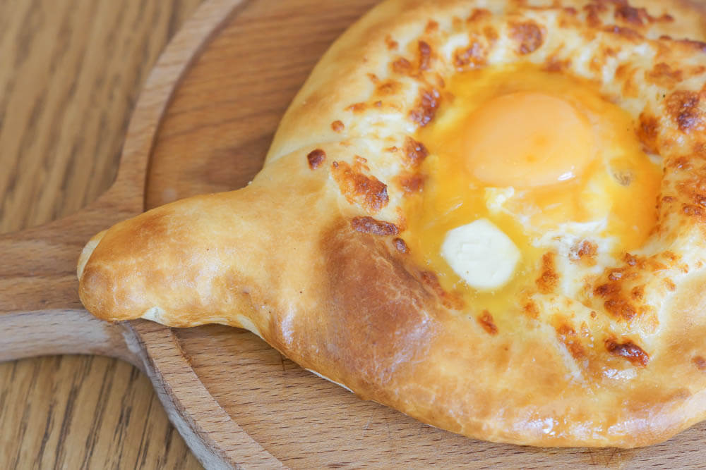 Khachapuri mit Ei und Käse