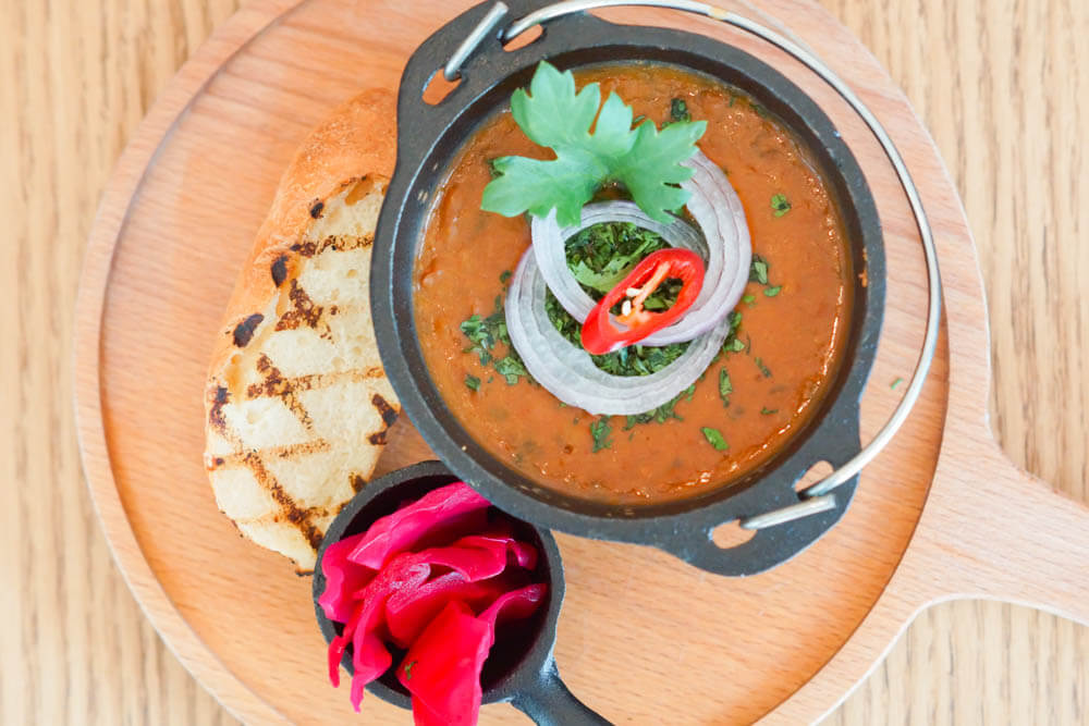 Lobio - gebackene Bohnen mit Gewürzen und Chili