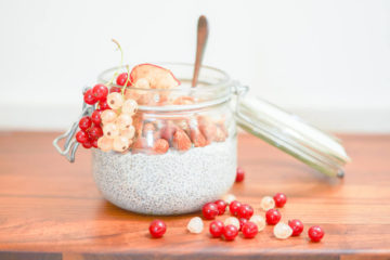 Chia-Pudding mit Johannisbeeren und Haselnüssen