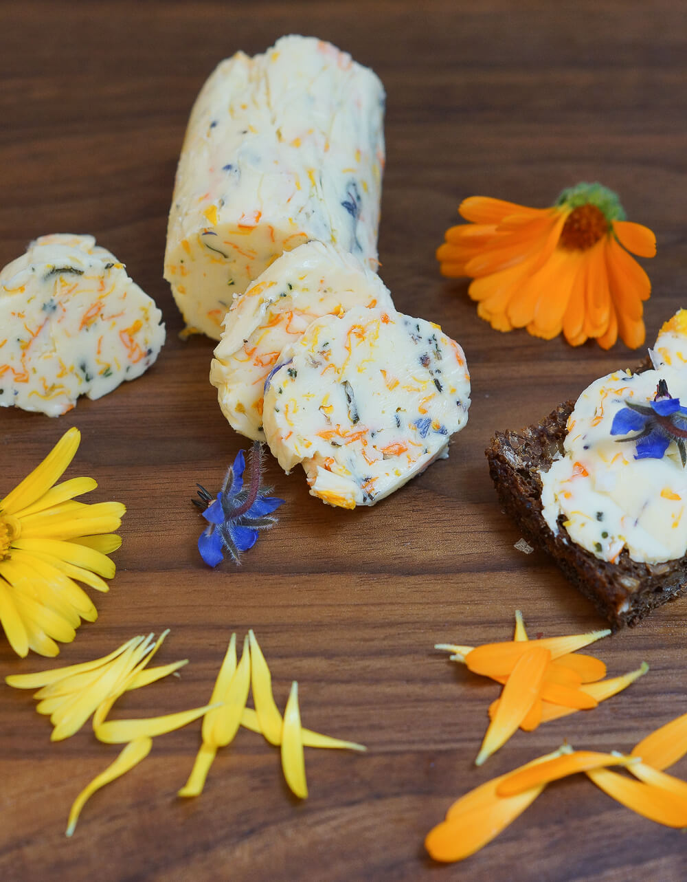 Ringelblumen-Butter mit Borretschblüten und Meersalz 1