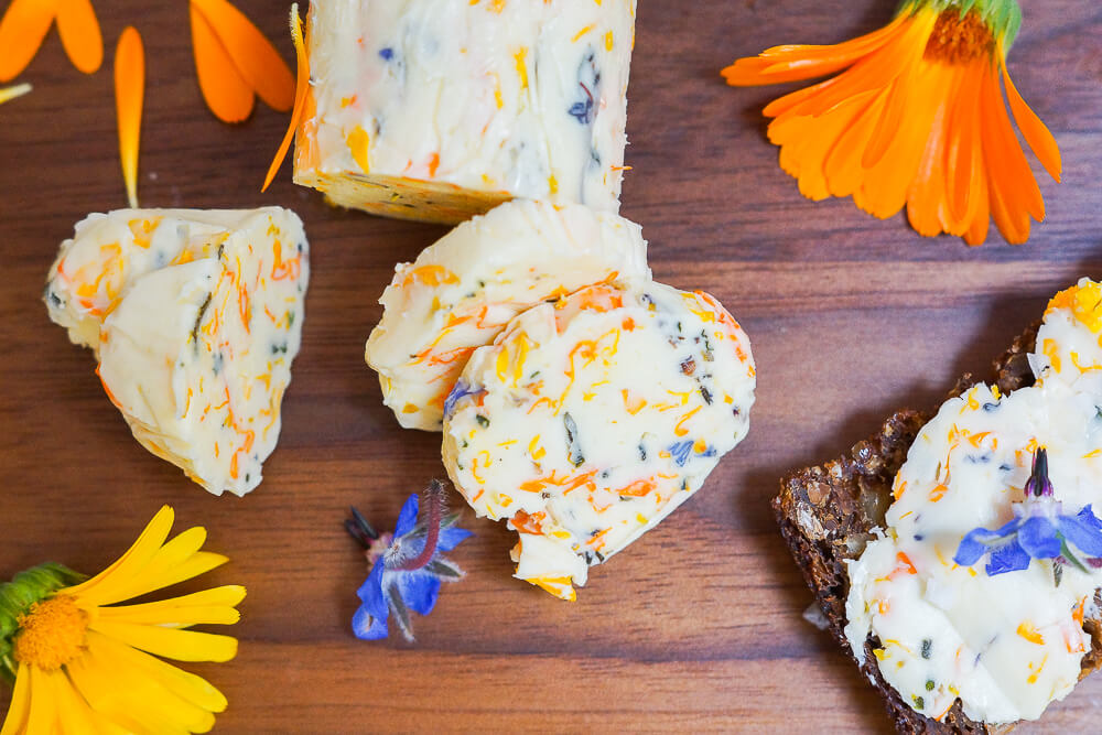 Ringelblumen-Butter mit Borretschblüten und Meersalz 2