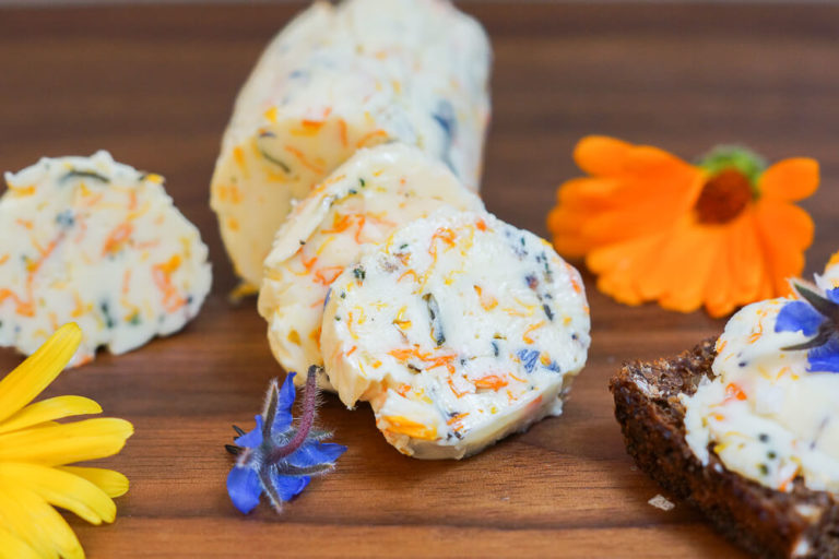 Ringelblumen-Butter mit Borretschblüten - Farbenfroh &amp; Sommerlich