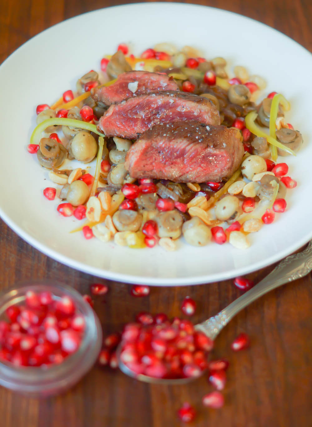 Rinderfilet und lauwarmer Salat aus Champignon, Granatapfel und Erdnüssen - Draufsicht