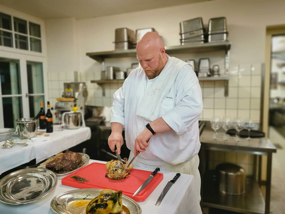 Waldhaus Sils Chefs Table - Küchenchef Gero Porstein beim filetieren