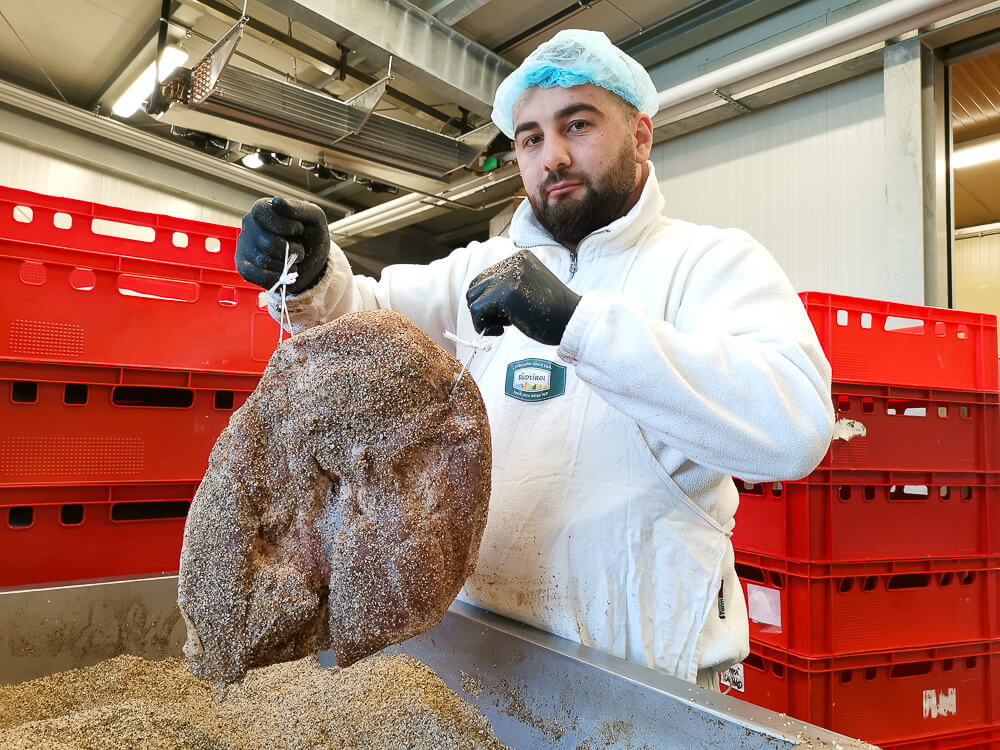 Speck aus Südtirol - Fertig gewürzte Keulen, Mitarbeiter