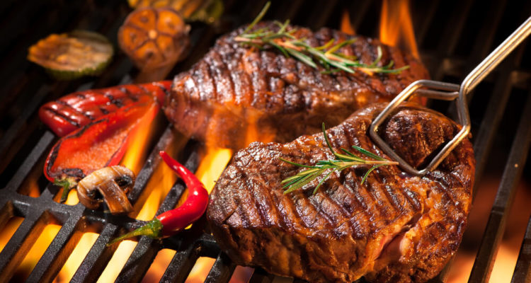 Grillen auf dem Holzkohlegrill