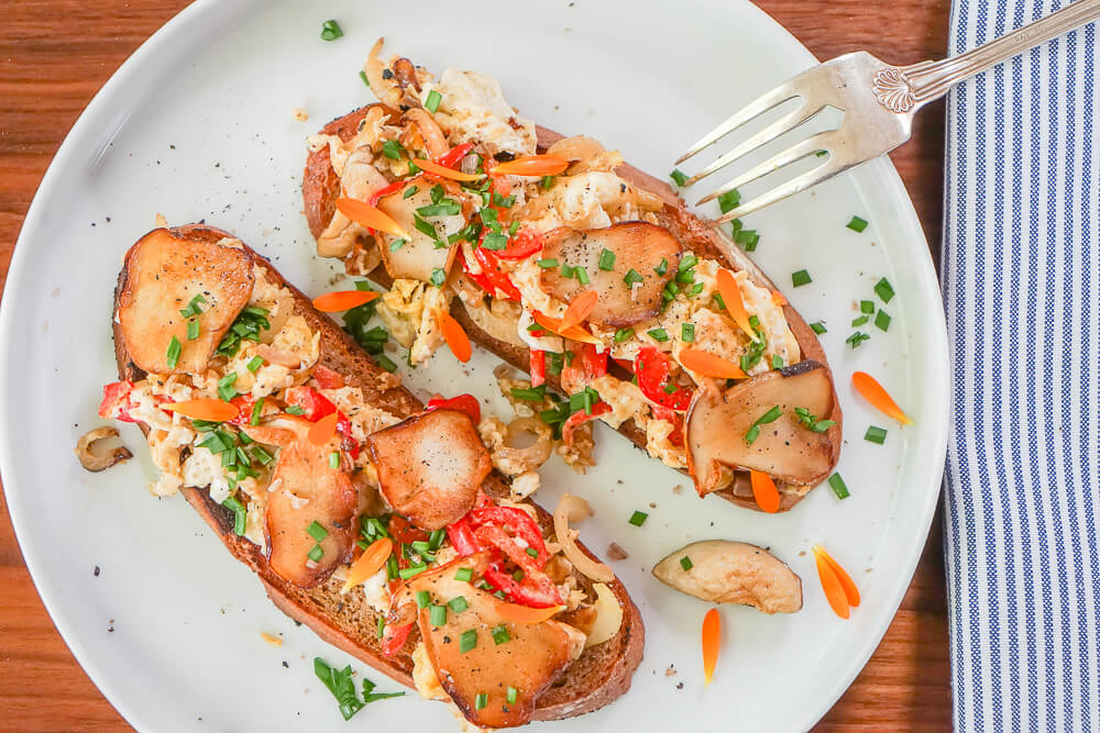 Geröstetes Bauernbrot mit Steinpilzen und Rührei 2