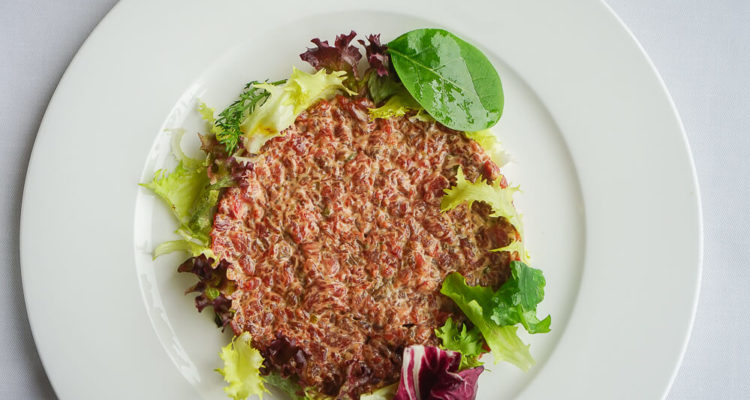 Carlton Hotel St. Moritz - Sonnenterrasse Lunch - Rindertatar vom Emmentaler Rind, Brot, Garnituren 3