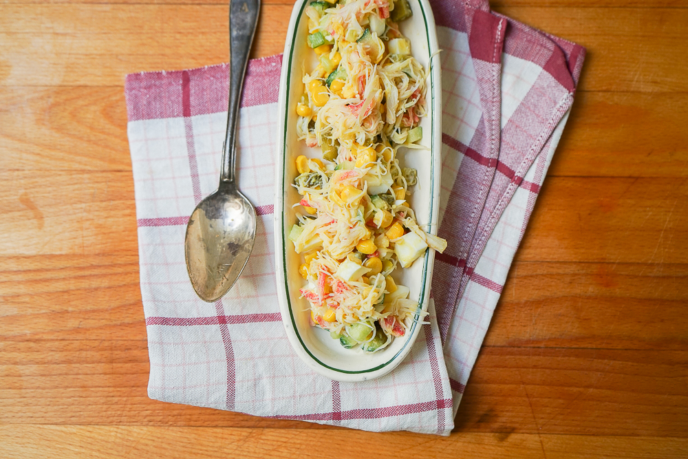 Königskrabben Salat mit Mais, Gurke und Ei 2