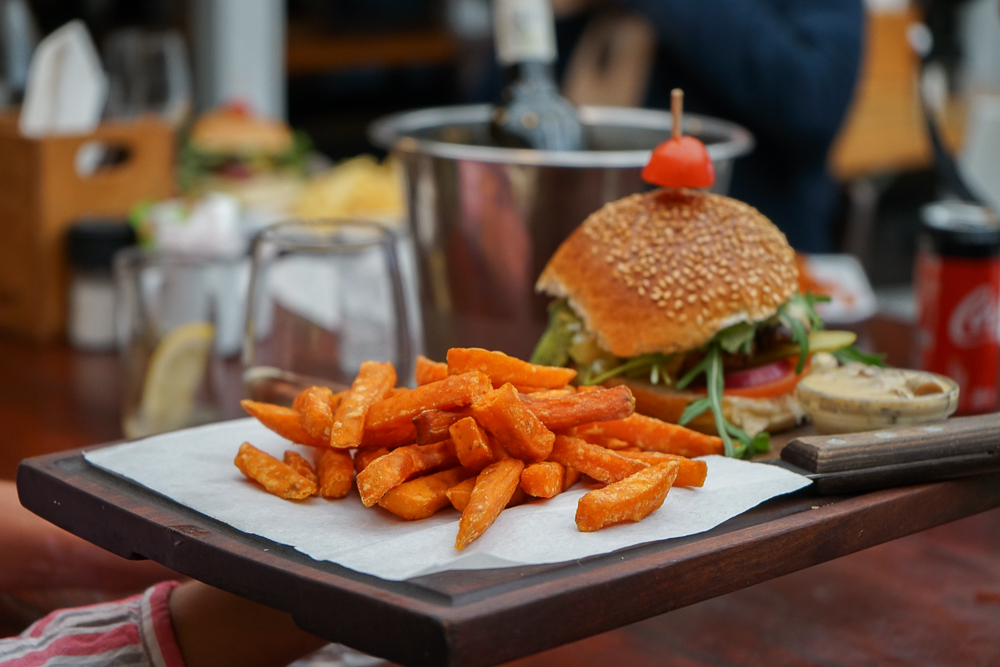 Cafe Roux, Noordhoek - Beef Burger und Süßkartoffel Fritten