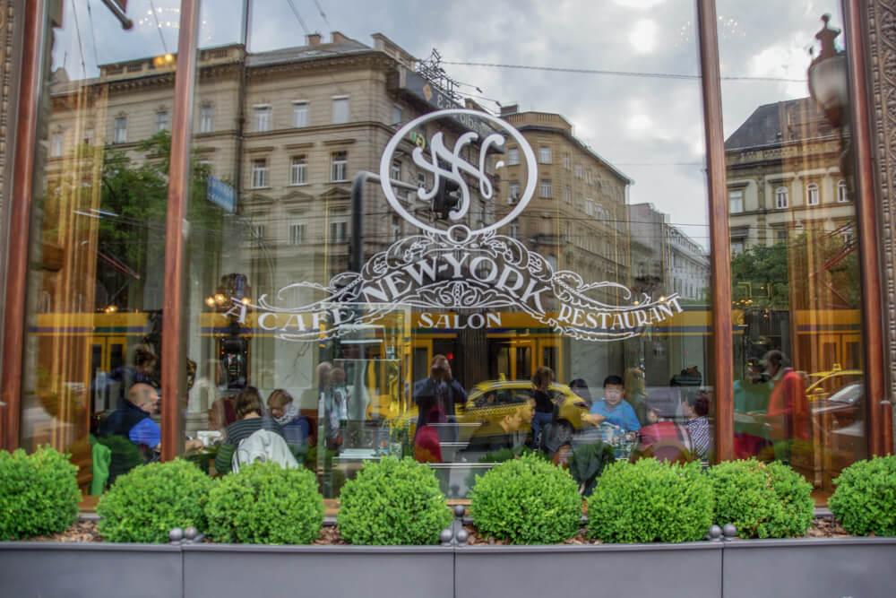 New York Café in Budapest, Ungarn - von Außen
