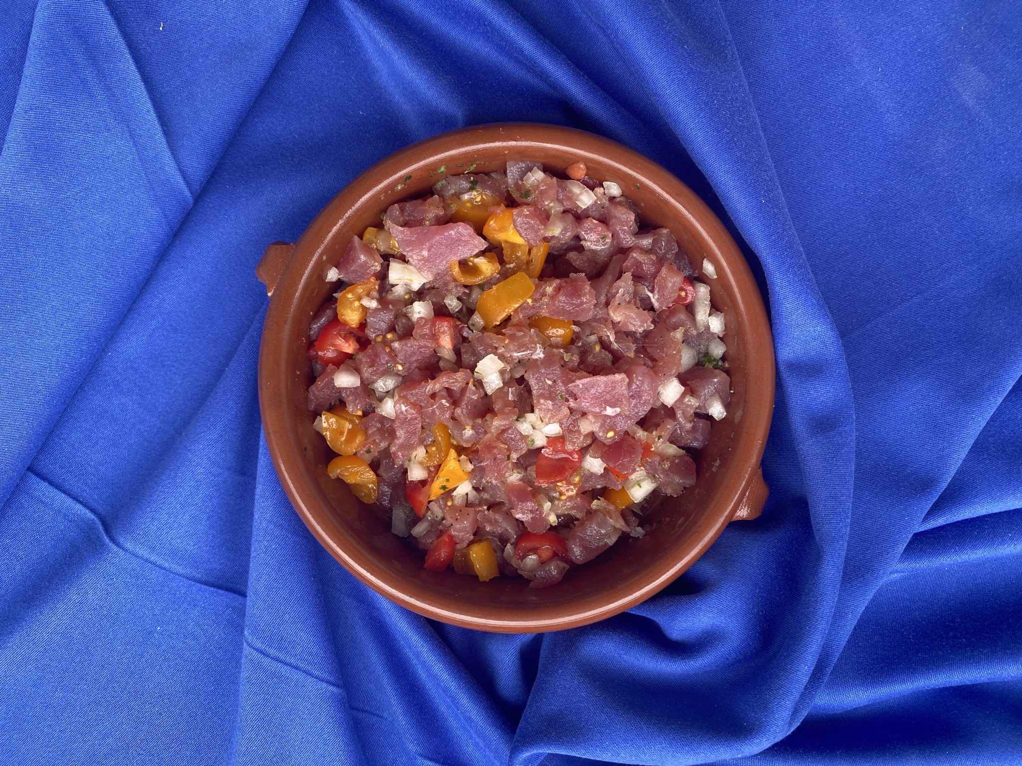 Thunfisch Ceviche mit zweierlei Tomaten &amp; frisches griechisches Olivenöl