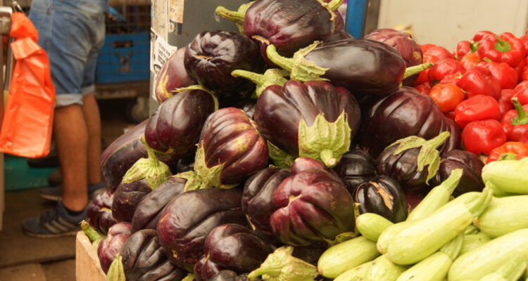 Ramla Market, Israel - üppige Auberginen