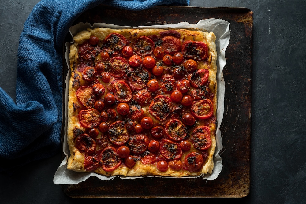 Blätterteigpizza mit gerösteten Tomaten